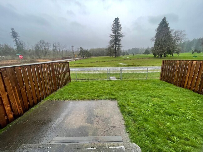 Building Photo - Large 2 Bedroom over looking the Golf Course!