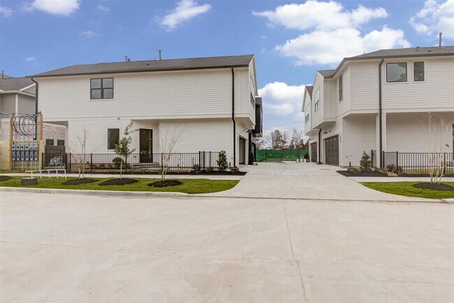Building Photo - 2527 Judiway St