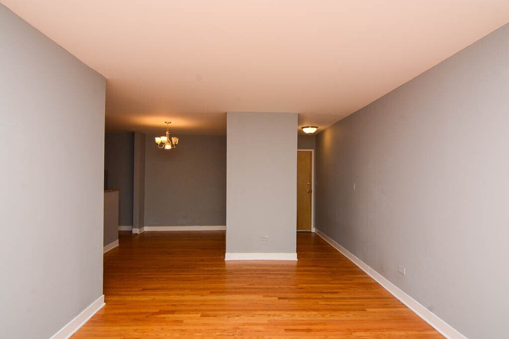 Building Photo - 675 W Wrightwood Ave