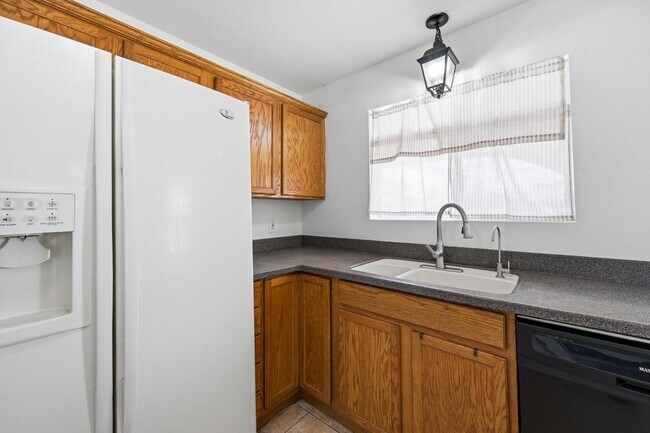 Building Photo - 204 E Duke Dr