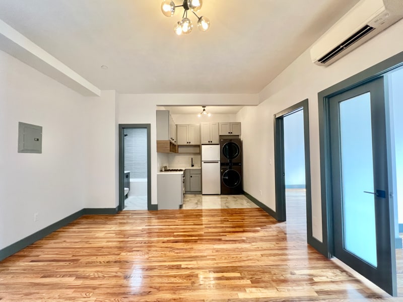 Building Photo - 52 Monitor St