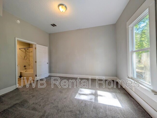 Building Photo - 421 Golfair Blvd