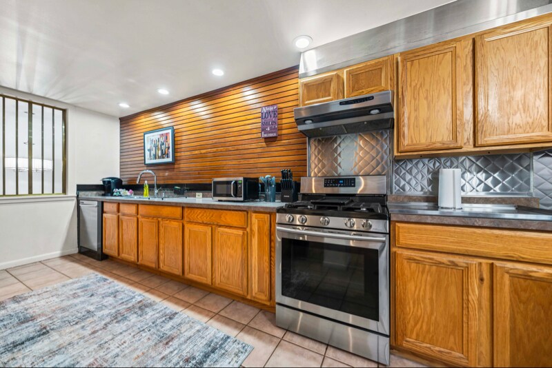 Building Photo - 383 Oxford St