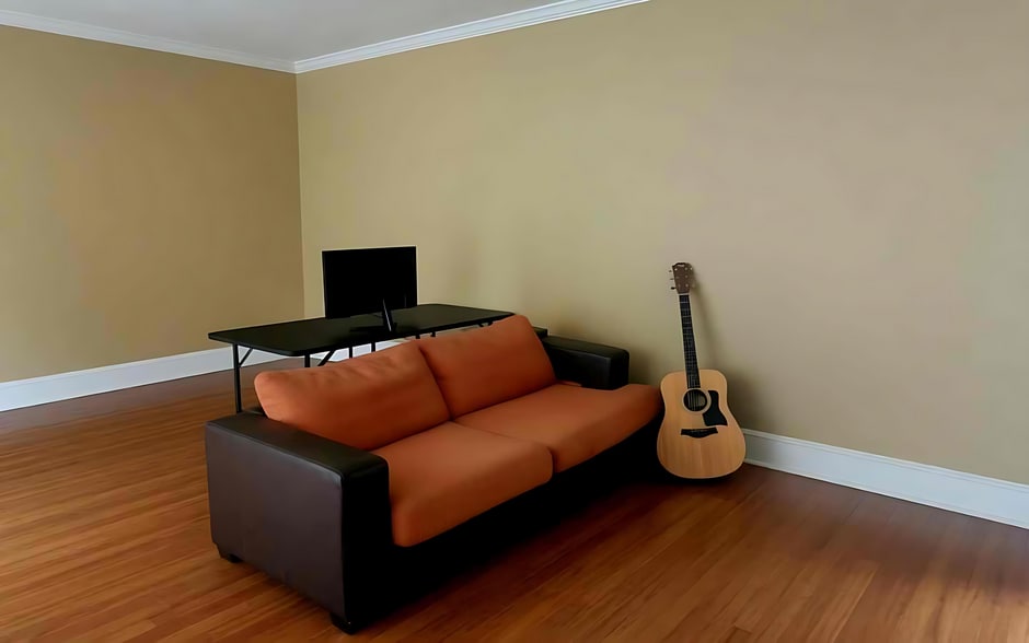 Office with plenty of space to work - 15493 Siesta Ave