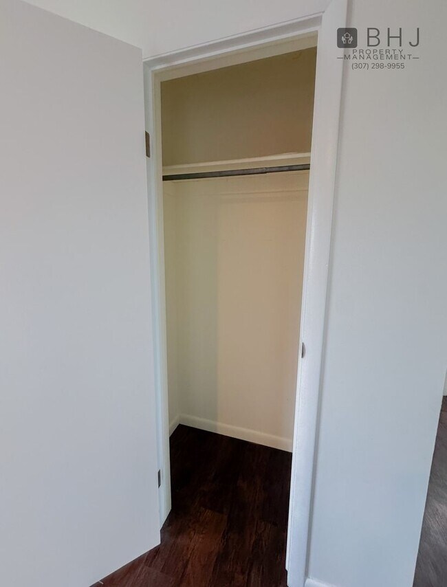 Building Photo - Pet Friendly 2 bed/ 2 bath single family h...