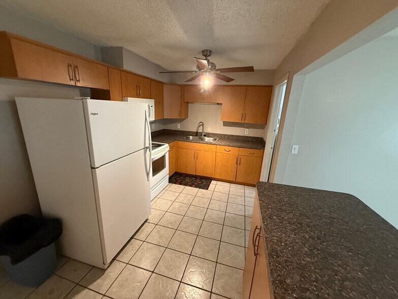 Building Photo - 915 Lake Palms Dr