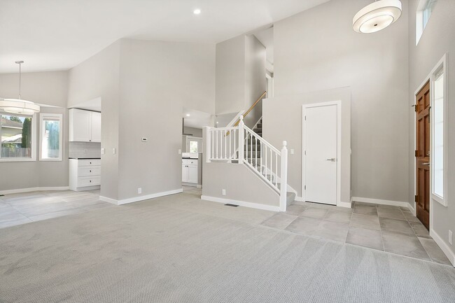 Building Photo - Inviting Everett Home Featuring 3 Bedrooms, Fireplace, and Fully Fenced Backyard