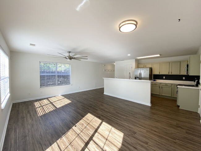 Building Photo - Charming End Unit Townhome in Mill Creek!