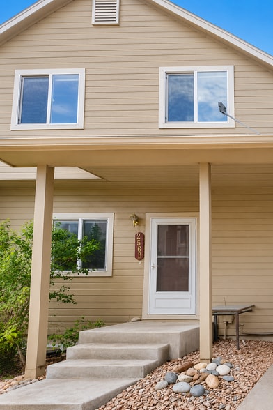 Front exterior entry and covered porch. - 2563 Malpaso Pt