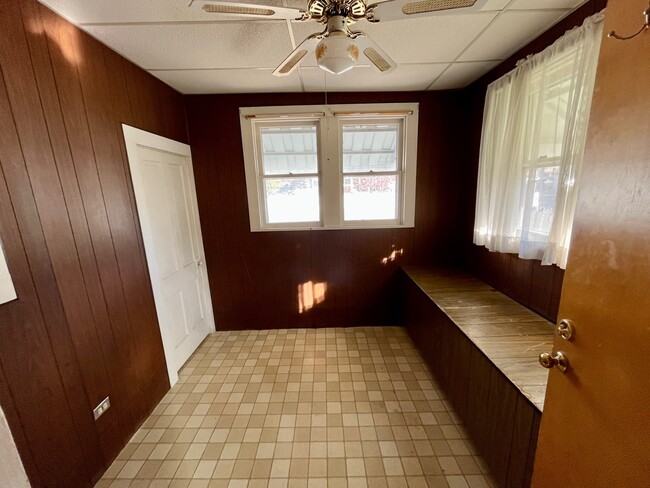 Building Photo - 911 N Center St