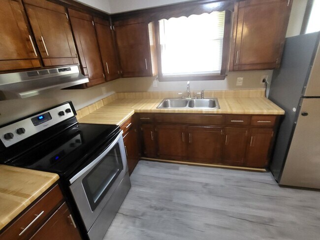 Building Photo - Nice and cozy 3 bedroom 1 bath just renovated