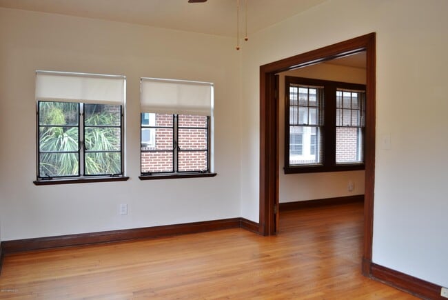 Building Photo - 2557 Dellwood Ave