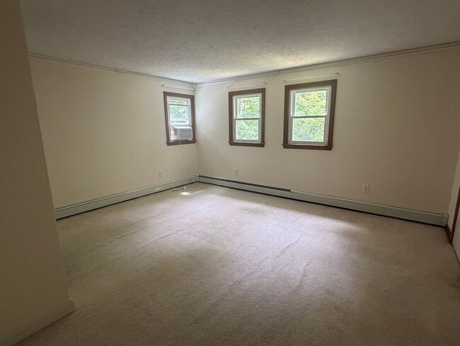 Building Photo - Spacious 2-Bedroom 1 1/2 bath- End-Unit Townhouse, Dunbarton, NH