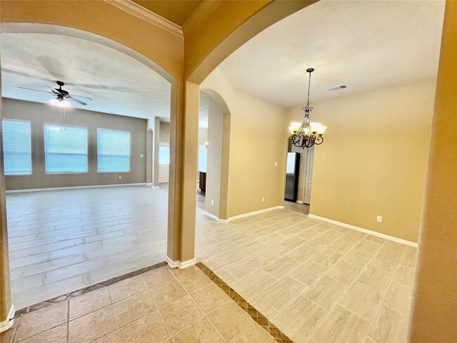 Building Photo - 2115 Mooncrest Dr