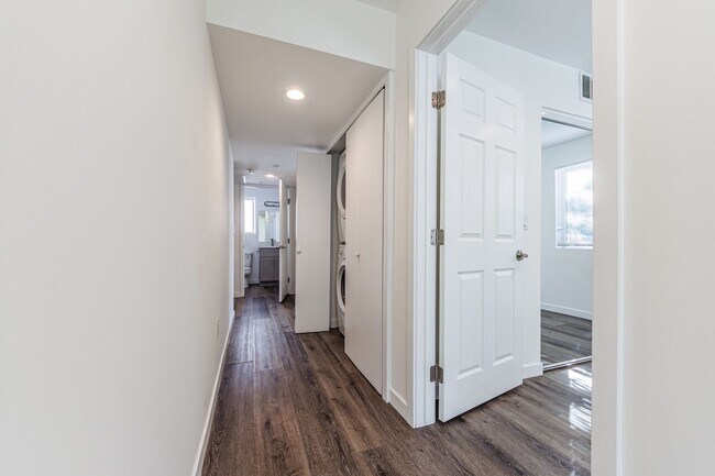 Building Photo - 1121 N Berendo St