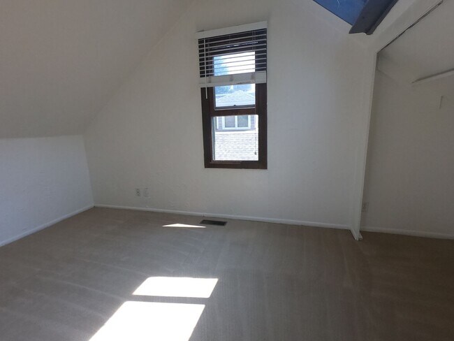 Building Photo - 3 Bedroom on West Side of The Hill