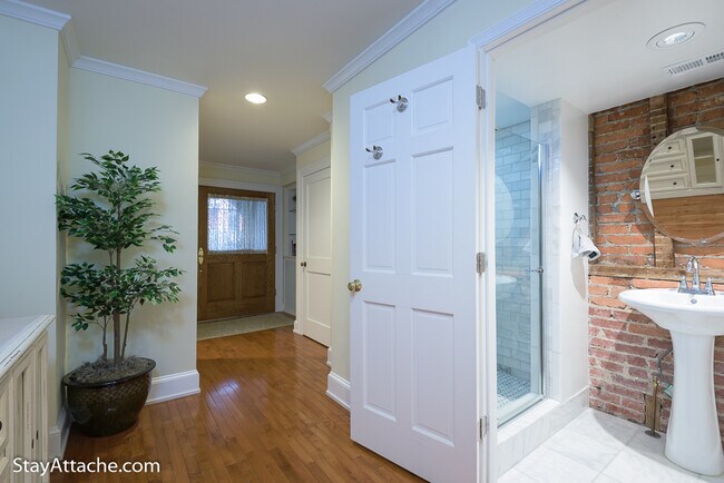 Building Photo - 2027 O Street NW Unit 1