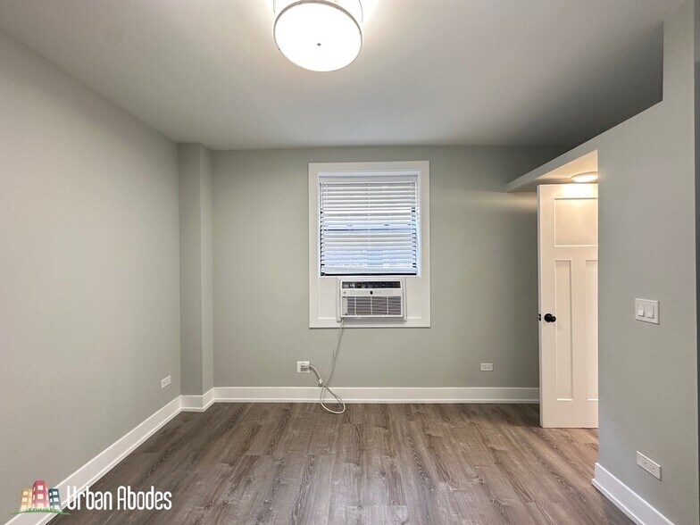 Building Photo - 515 W Belmont Ave