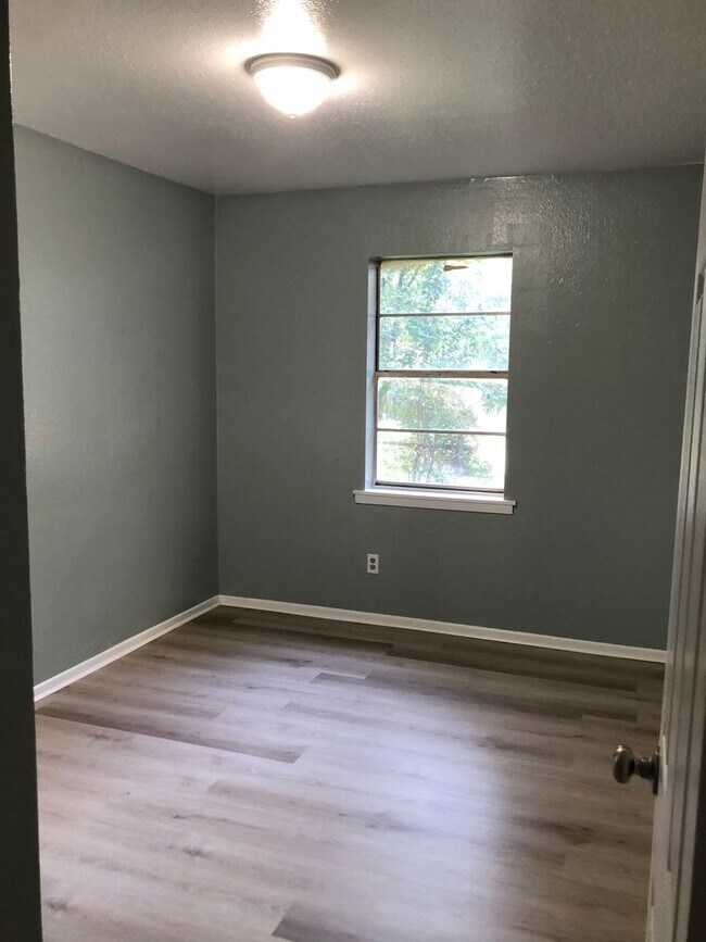 Building Photo - Very nice 3 bedroom/1 bath house with Central Air & Heat