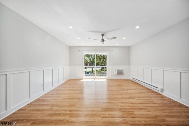 Building Photo - 798 Eves Dr