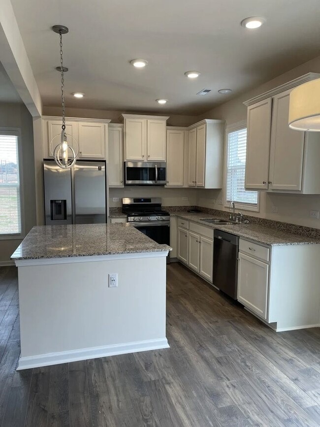 Building Photo - Beautiful 3BR w/ Garage