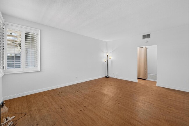 Building Photo - Spacious 2 Bed, 2 Bath Condo in Desirable Northwood