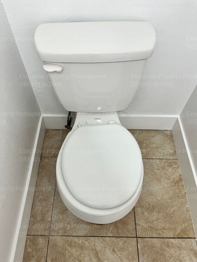 Building Photo - 2-bedroom/ 1.5- bathroom townhome. *Move I...