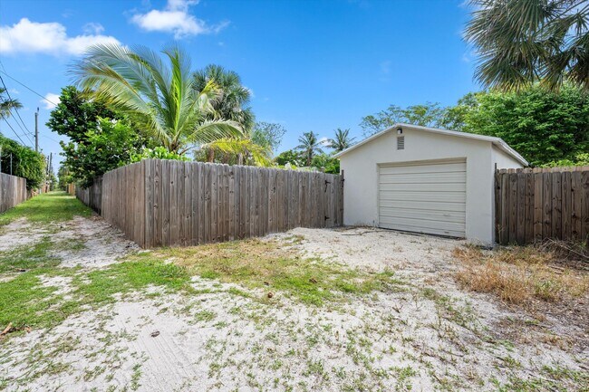 Building Photo - 611 N Palmway