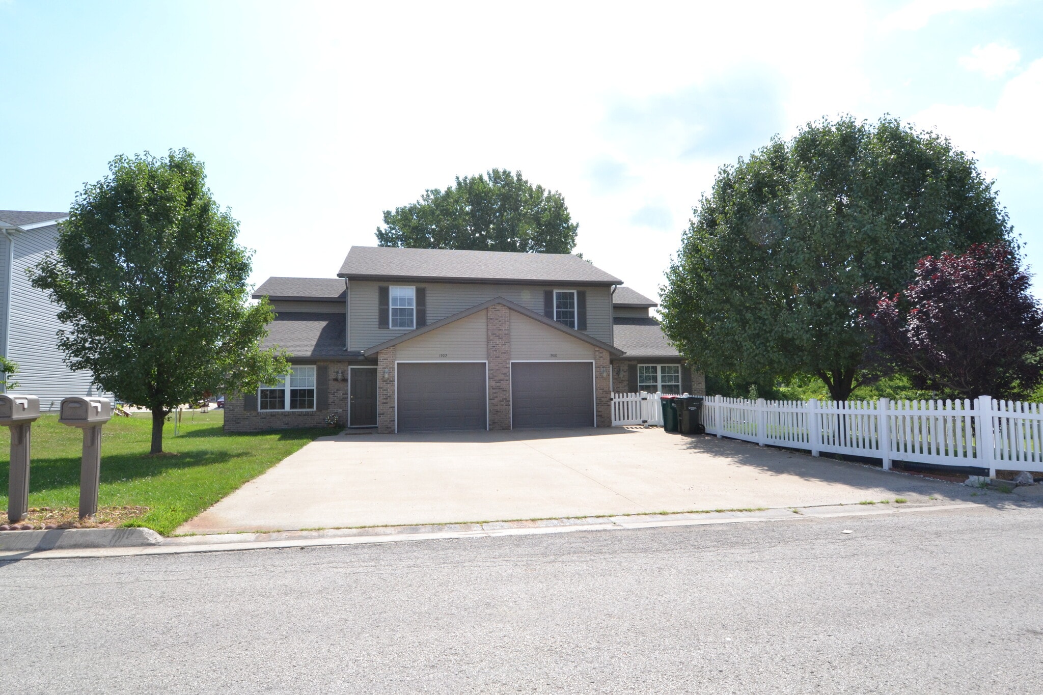 Building Photo - 1900 Salter Pl