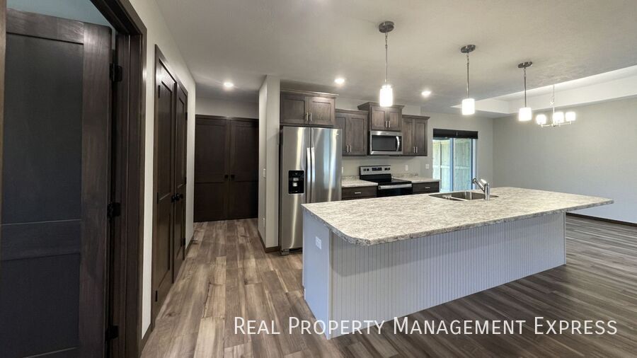 Building Photo - 3 Bed 2 Bath Townhome w/ Double Garage in Southeast SF