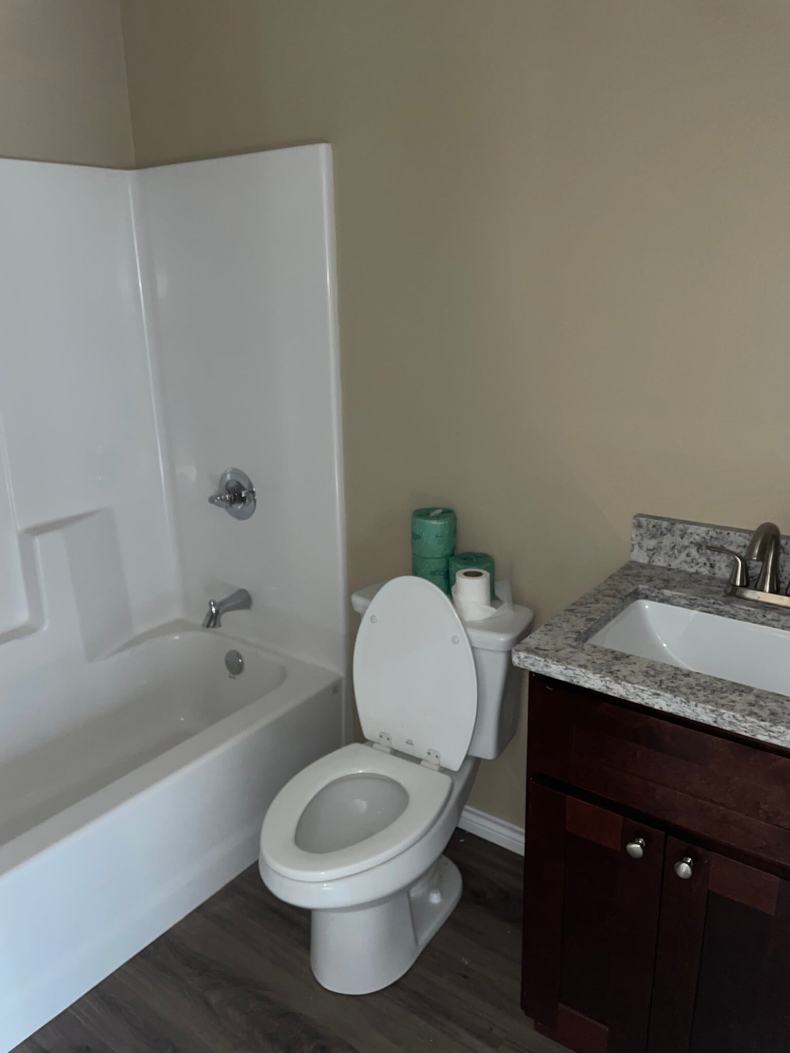 GUEST BATHROOM - 612 Timberline Dr