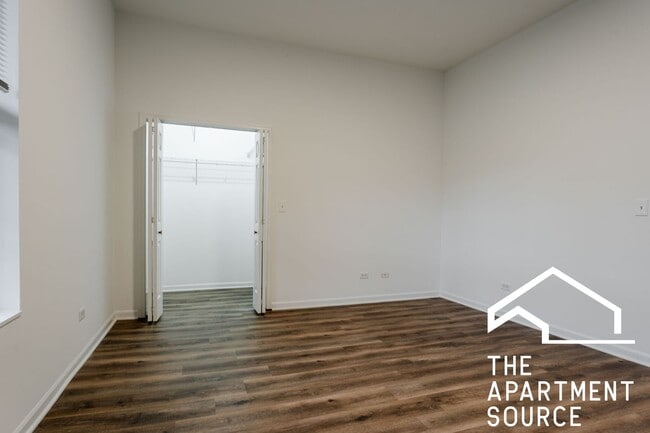 Building Photo - HUGE 2BR/1BA Close to Blue Line!