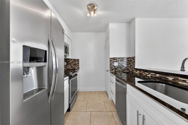 Building Photo - 2841 N Oakland Forest Dr