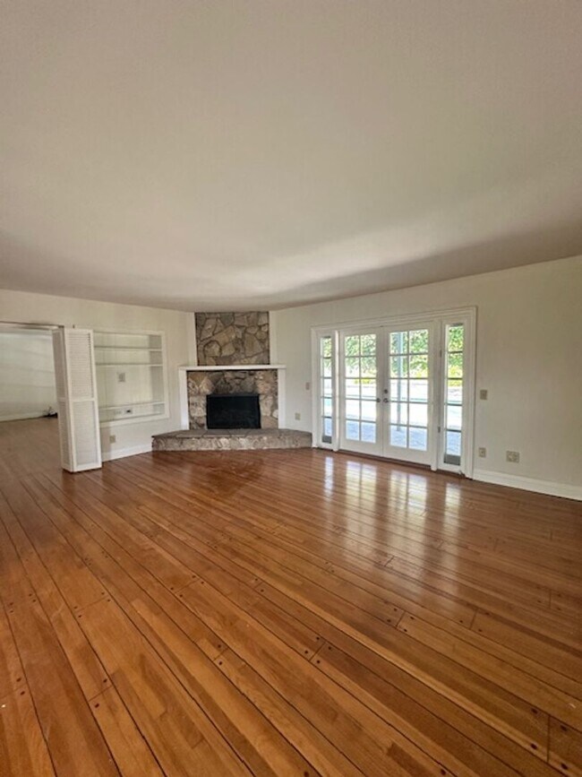 Building Photo - A True Gem in One of the Most Sought-After...
