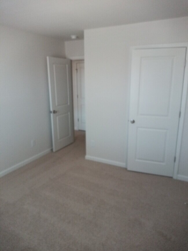 Building Photo - "Charming 3-Bed Townhouse with Granite Accents on Amberview Lane, Kernersville!"