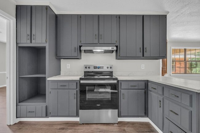 Building Photo - Renovated 4 Bedroom 2 Bath Home for Rent!!