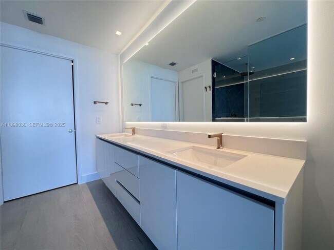 Building Photo - 700 NE 24th St