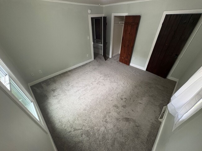 Building Photo - Lovely 4 Bedroomin a Quaint and Quiet Neig...