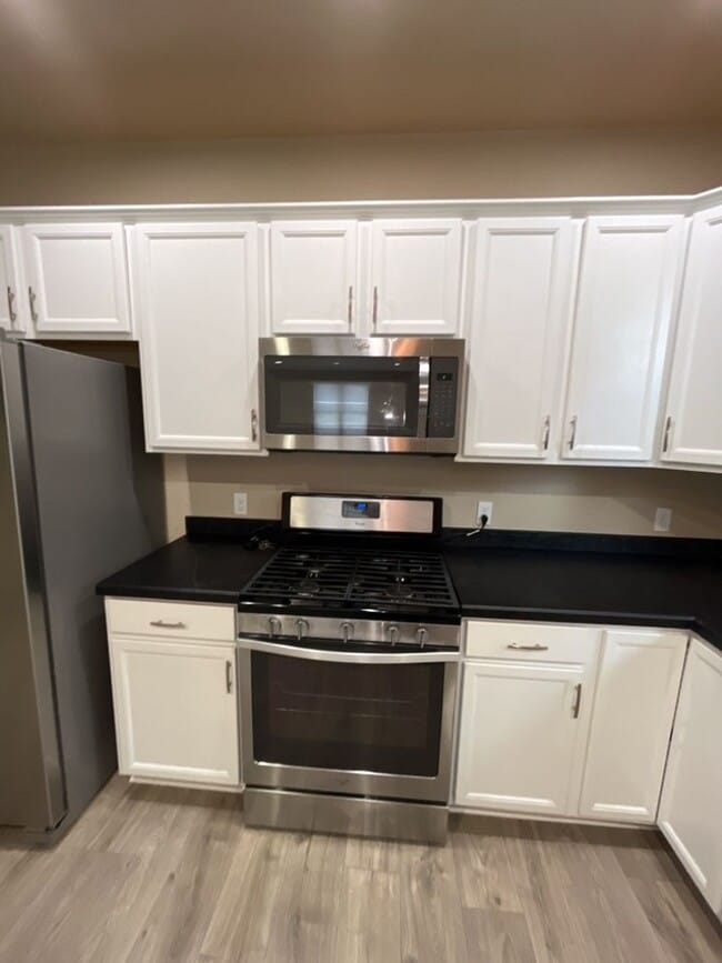 Building Photo - 44 Ranch 5 Bed, 3 Bath Home - 2 Weeks Free...