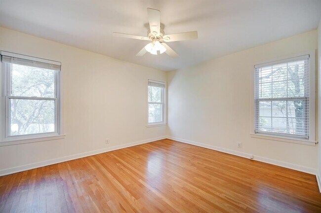 Building Photo - 922 Oak Ln