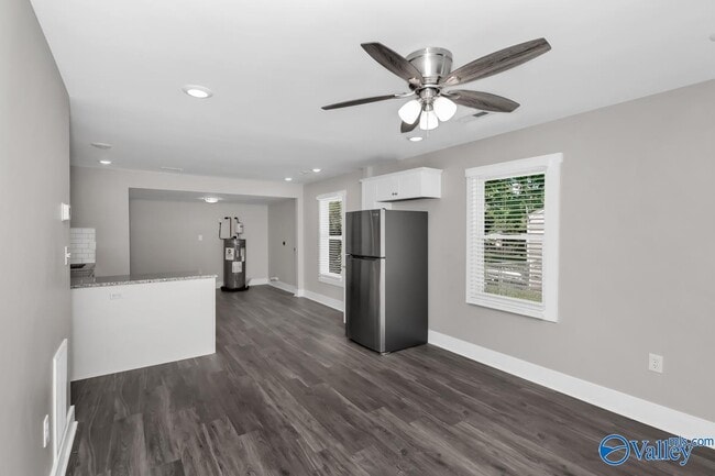 Building Photo - 908 Fairway Dr NW