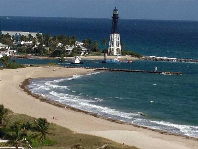 Building Photo - 381 SE 16th Ave