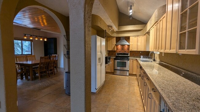 Building Photo - 1412 Springwater Dr