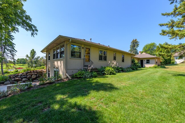 Building Photo - Must see home in mendota heights, huge lot...
