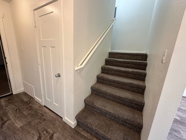 Building Photo - For Lease | 3 Bed, 2.5 Bath |1,688 Sq Ft |...