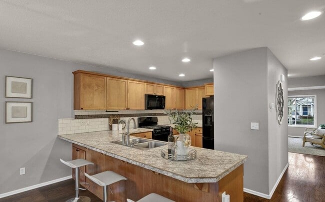 Building Photo - Beautiful 4 Bedroom Home in Desirable Willamette Landing!!