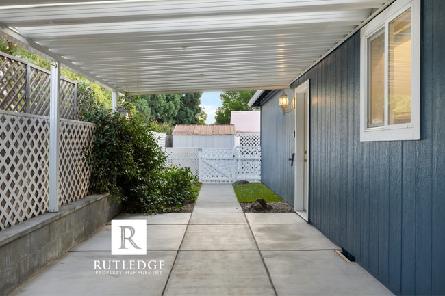 Building Photo - 3 Bedroom + Office in Central Point!