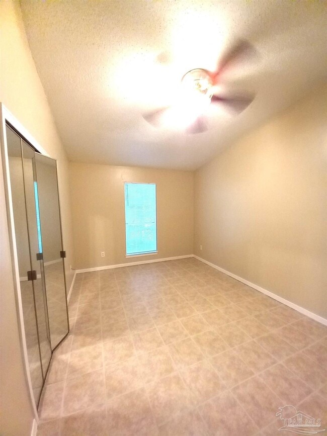 Building Photo - 533 Petros Cir