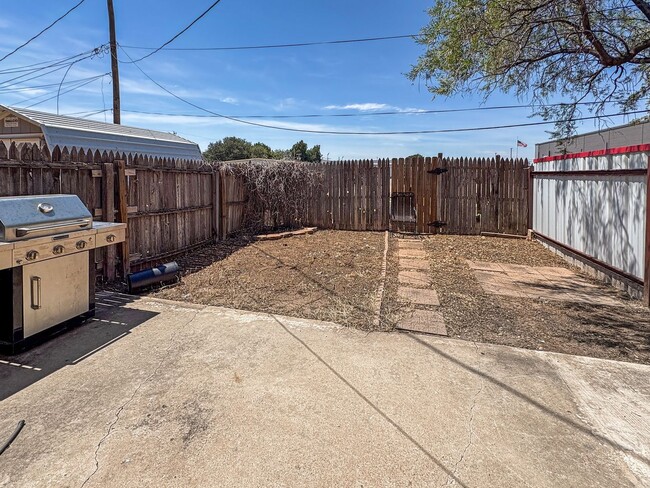 Building Photo - 3311 N Vista Dr