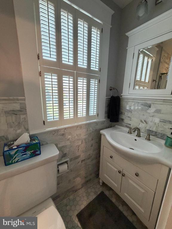 Building Photo - 12 W Oak St